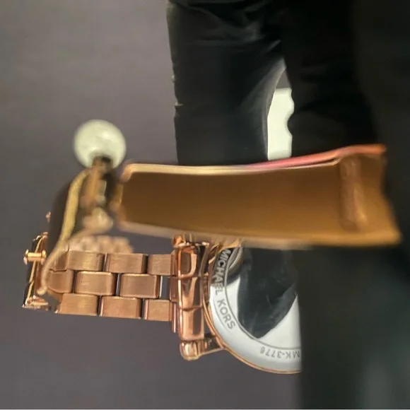 Michael Kors Elegant Rose Gold Women's Watch - Picture 3 of 5